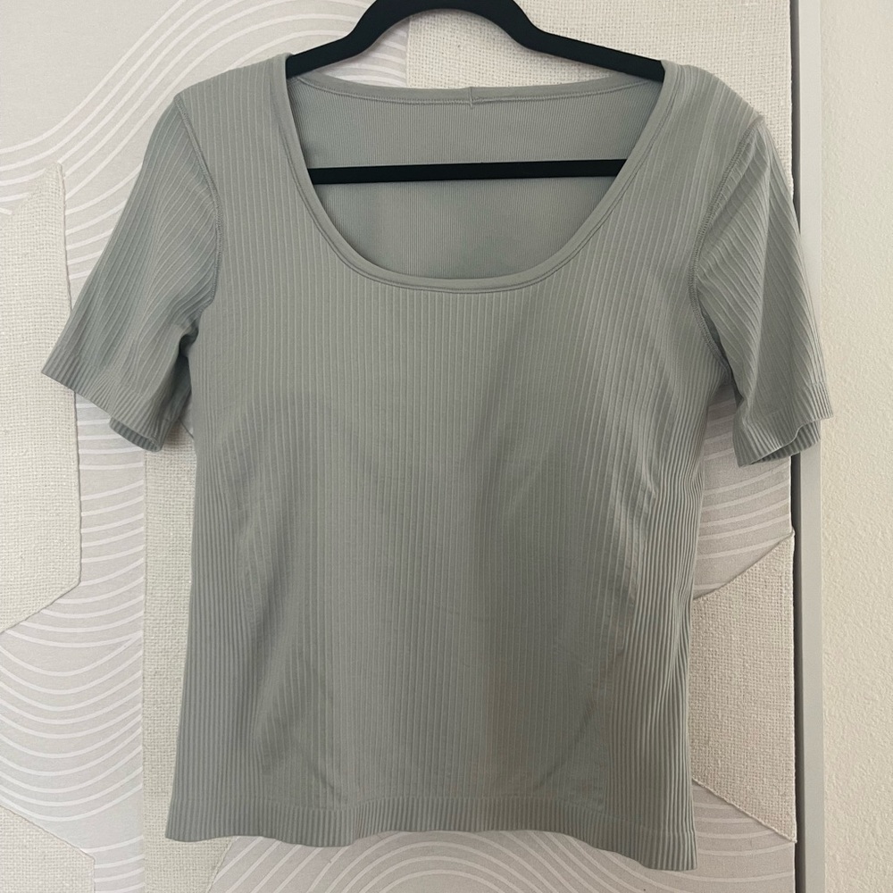 Lululemon like new ebb to the street crop tee